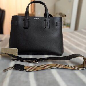 Burberry Medium Banner Leather Tote - Black
